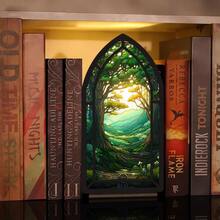 2D平面设计，哥特式图书馆装饰书挡雕像 - 森林秘密书挡，带暖光夜灯，书架装饰，适合读者和爱书人士，迷你阅读角装饰，圣诞节/情人节/感恩节礼物，适用于书架或书桌 - 彩色 - 查看 3