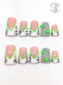 10片纯手工压制美甲片，25毫米长鸭嘴形甲片，肉粉色甲片，白色甲片饰以绿色线条，手绘黑色线条，闪亮水钻覆盖部分甲片，绿色凸点点缀。可爱美甲片，适合日常休闲度假，也可用于宴会、派对、演出等场合。美甲用品 手工按压式美甲 - 彩色 - 查看 2