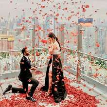 100/1000/2000/3000片人造丝玫瑰花瓣，适用于情人节、婚礼装饰、浪漫夜晚活动、周年纪念、婴儿派对、订婚派对、家居装饰和情人节装饰，也适用于豪华周年纪念派对和红毯花卉活动设计用品。 - 彩色 - 查看 8