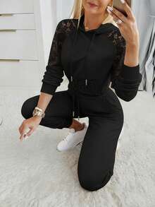 ChicMe 女士两件套：蕾丝拼接抽绳袋鼠口袋连帽衫和抽绳松紧腰束脚裤，休闲街头风 - 黑色 - 查看 5