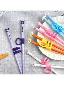 SANRIO 一款可爱的全新三丽鸥Hello Kitty Kuromi训练筷,饰有Melody和大耳朵狗图案。非常适合居家用餐、野餐以及作为学习筷子使用。是开学季、学校或居家使用的完美礼物,也是生日的理想之选。 - 彩色 - 查看 4