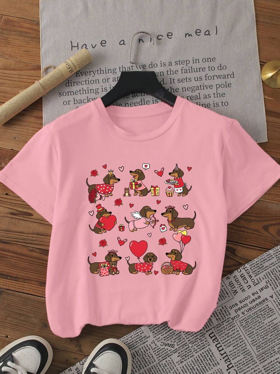 这款甜美的情人节腊肠犬印花短袖圆领T恤采用心形设计，饰有爱心、玫瑰、礼物和气球元素。短袖和圆领设计营造出可爱浪漫的氛围，非常适合春夏两季，无论是约会还是日常穿着都非常合适。它是情人节的绝佳礼物之选。 - 粉色 - 查看 1