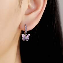 1对S925银紫色蝴蝶耳环，镶嵌合成立方氧化锆，百搭高端紫色蝴蝶耳环，适合多种场合，低过敏性，女士礼物之选。