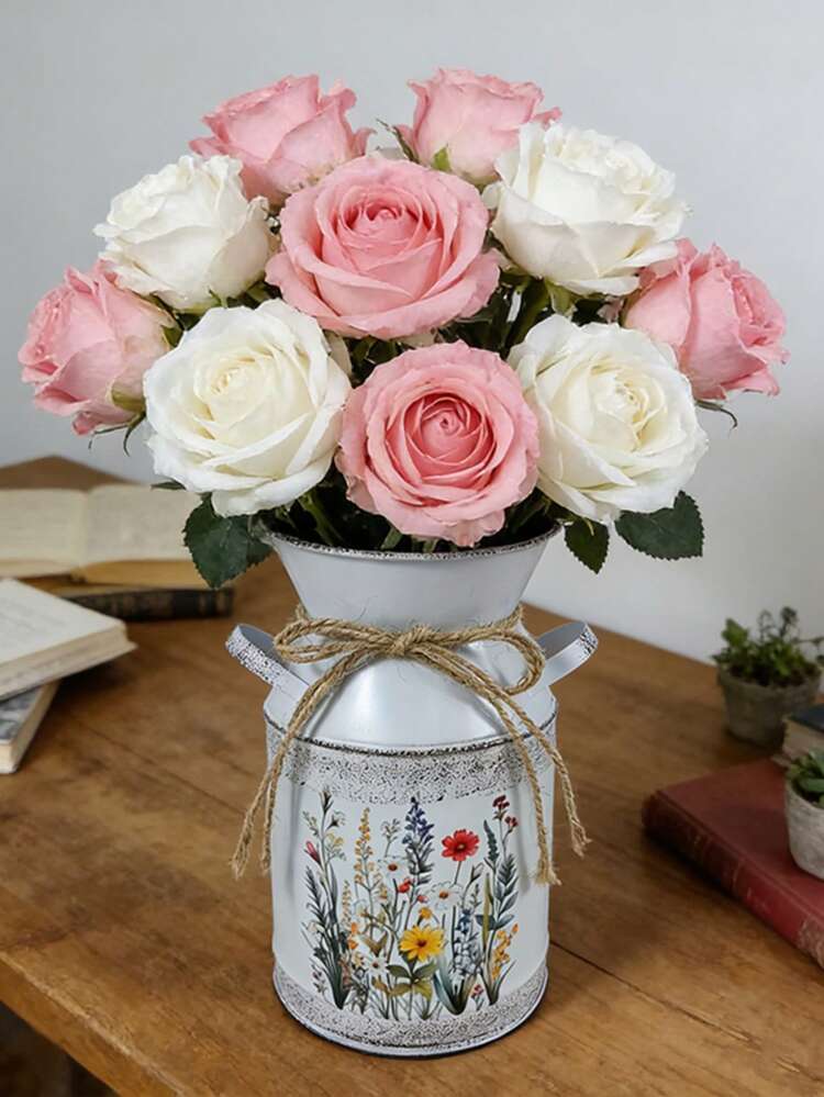 复古浅白色铁艺花瓶，饰以野花图案，并配以麻绳束带，适合插放风信子和铃兰等花束。置于复古书架旁，可以鲜花柔化书架的厚重感，其质朴的花卉图案亦能呼应书架的文学艺术氛围。 - 白色 - 查看 6