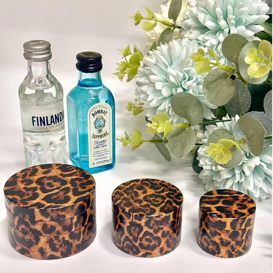 黑色扁平研磨器，手动便携式研磨器，适用于研磨香料、草药，是情人节、圣诞节送给男士和女士的绝佳礼物。 - 彩色 - 查看 1