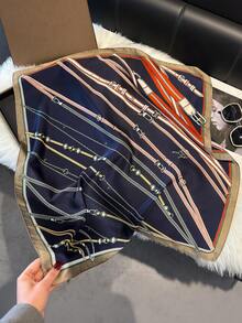 1条仿丝设计链条图案印花70厘米方形围巾，女士时尚多功能腰带、头巾、装饰围巾，适合日常佩戴 - 藏蓝色 - 查看 1