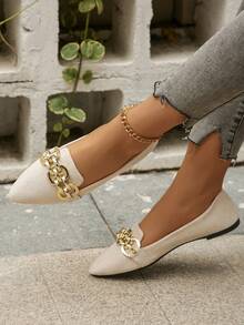 Sapatos Planos Femininos Primavera/Outono Novos, Mocassins Slip-On Elegantes da Moda com Decoração de Corrente de Metal, Bico Fino, Sapatos Planos Casuais Slip-On Bege de Cano Baixo, Sapatos Versáteis Confortáveis com Sola Macia para Uso Diário, Trabalho, Festa, Encontro - Bege - Corrente - Visão 3