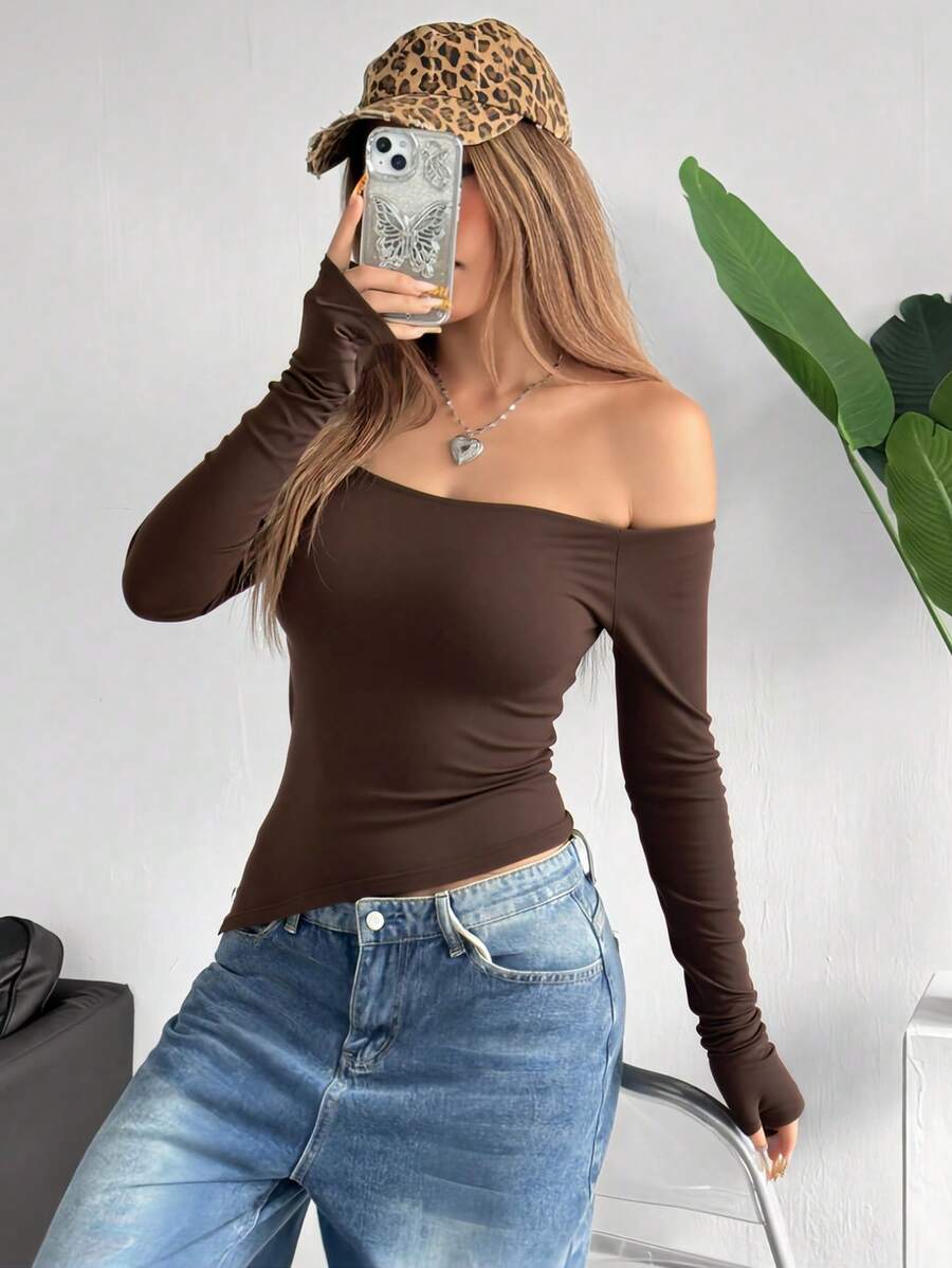 Vuslat 女士优雅百搭露肩侧开衩修身T恤，Y2K复古露肩时尚休闲上衣，适合通勤、新年、情人节、街头、下午茶、派对、晚宴等场合。 - 棕色 - 查看 1