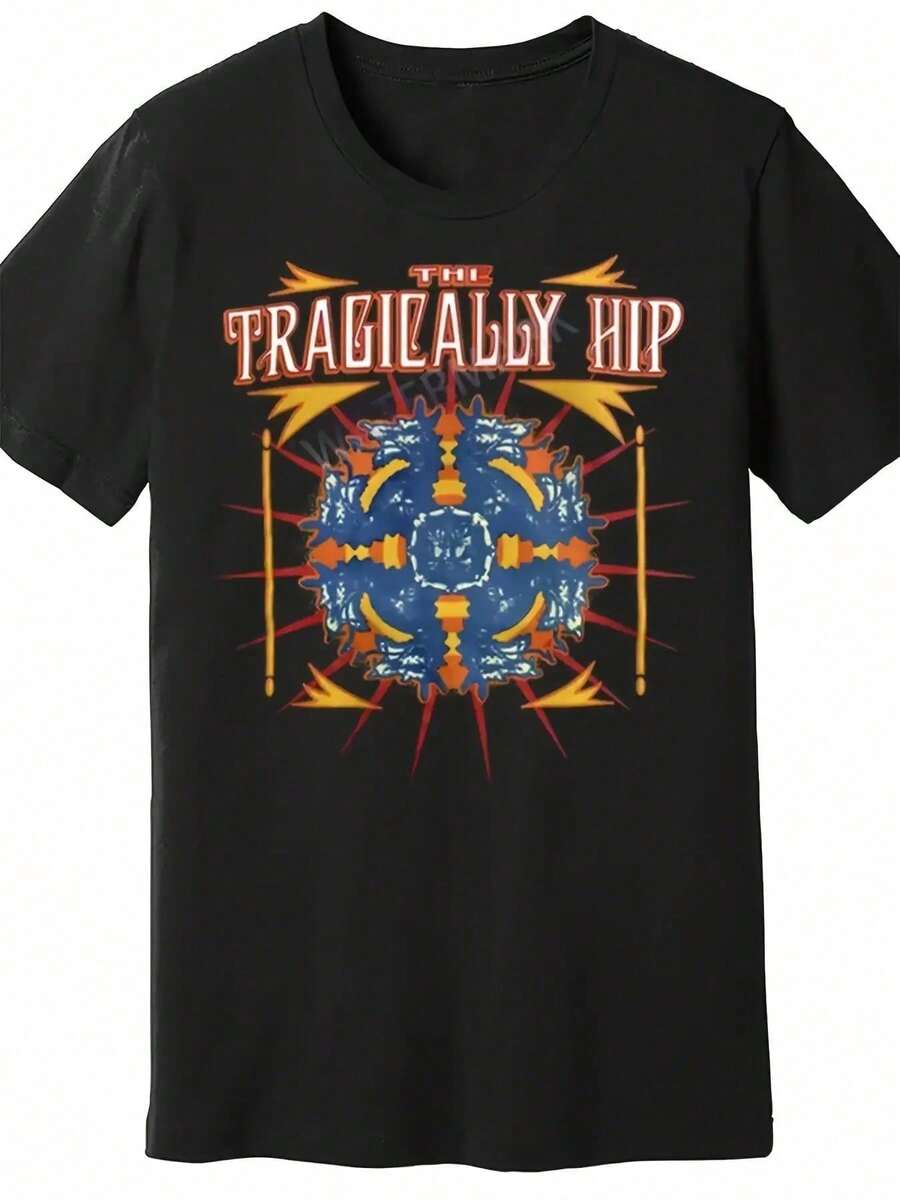 Camiseta negra para hombres con estampado gráfico "The Tragically Hip" - Diseño rojo y blanco llamativo, poliéster, cuello redondo, estilo casual, ropa para todas las estaciones, camiseta casual| Camiseta gráfica llamativa| Tela duradera - Negro - Ver 1