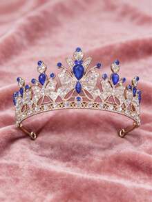 1件镶满水钻的蝴蝶核心元素吊坠，配以水滴形红宝石点缀，采用镂空纹理和小红宝石装饰，融合了甜美与奢华的风格，适合生日派对、拍照、正式礼服，也可作为儿童/青少年的装饰头饰。