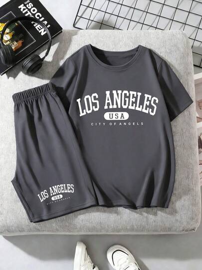 Bộ áo thun ngắn tay cổ tròn in hình hoạt hình dành cho bé trai và quần short.