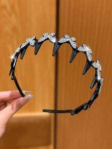 1个银白色蝴蝶发箍，适合日常佩戴