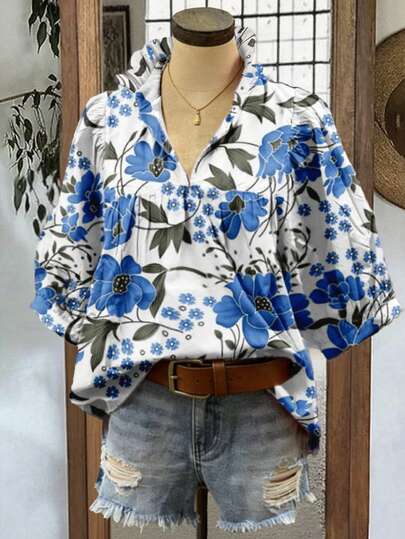 女士休闲度假风蓝白瓷纹印花V领喇叭袖短袖衬衫，荷叶边下摆