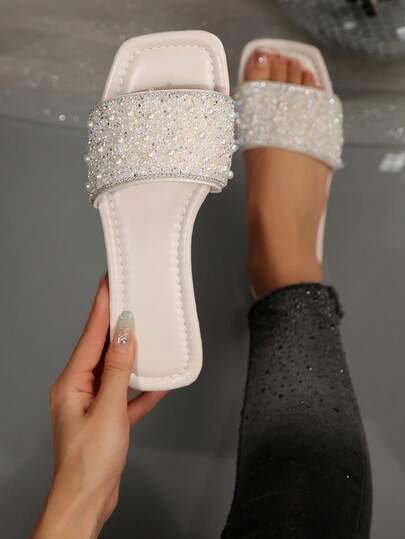 Sandalias de mujer con perlas blancas talla 43, nuevo estilo de verano 2026 para el Ramadán, sandalias planas de punta cuadrada que estilizan las piernas cuando se usan con vestidos, diapositivas de unicolor y con estilo, calzado de playa de verano, pantuflas antideslizantes para la casa, sandalias de piel de PU de unicolor básicas antideslizantes con perlas talla 42