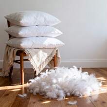 1/2个白色方形枕芯，柔软蓬松的抱枕芯，100%纯棉枕套，填充物为白羽绒和鹅绒，适用于沙发、客厅、卧室装饰（21x21英寸/20x20英寸/18x18英寸/14x21英寸） - 白色 - 查看 6