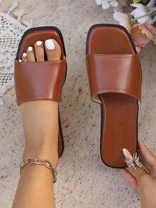 Sandálias rasteiras femininas, marrons, para praia, com design minimalista em cor sólida e bico quadrado. Fáceis de calçar, ideais para atividades ao ar livre, festas e uso diário. - Marrom Claro - Ver 5
