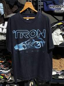 Vintage Graphic T-Shirt For Men From The Movie Tron Legacy - Retro Design From The 1980s In Neon Green And Blue, Casual Short-Sleeve Round-Neck T-Shirt With Iconic Luminous Bicycle And Tron Logo, All-Season Fit For Themed Events And Casual Wear, Geometric Pattern, Regular Fit - màu đen - Xem 1