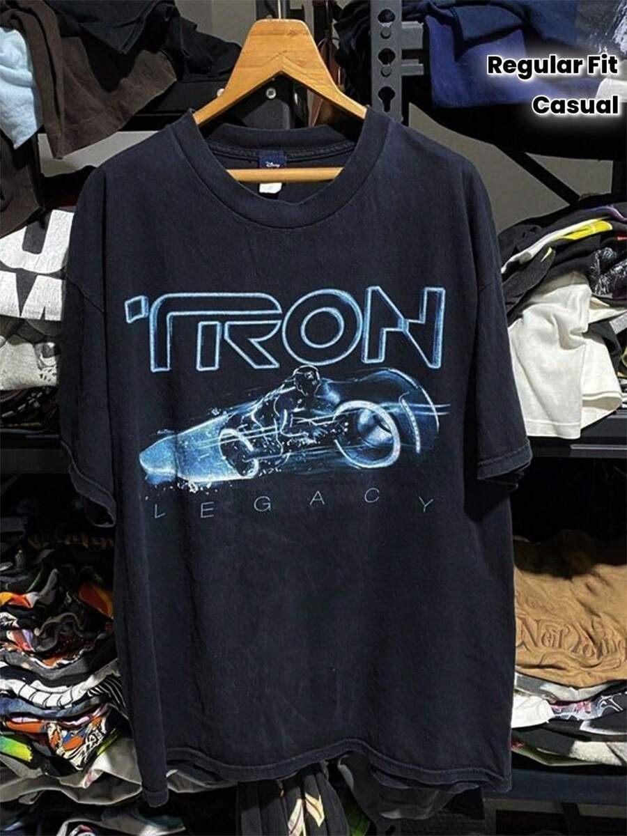 Vintage Graphic T-Shirt For Men From The Movie Tron Legacy - Retro Design From The 1980s In Neon Green And Blue, Casual Short-Sleeve Round-Neck T-Shirt With Iconic Luminous Bicycle And Tron Logo, All-Season Fit For Themed Events And Casual Wear, Geometric Pattern, Regular Fit - màu đen - Xem 1