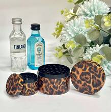 黑色扁平研磨器，手动便携式研磨器，适用于研磨香料、草药，是情人节、圣诞节送给男士和女士的绝佳礼物。 - 彩色 - 查看 3