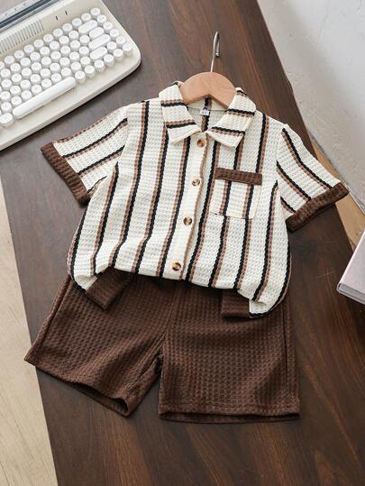 Set de 2 piezas de camisa de manga corta con estampado de rayas jacquard y pantalones cortos para niño pequeño, adecuado para verano, uso casual, vacaciones y uso diario al aire libre