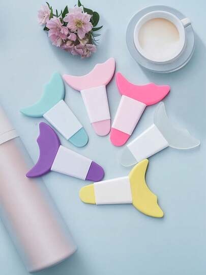 2个硅胶睫毛保护帽，适合初学者。它们可以作为辅助工具，用于在眼周涂抹眼线和睫毛膏，还配有柔软的新月形硅胶眼妆模板。