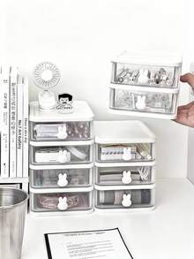 兔头桌面收纳盒 - 多层透明塑料材质，大容量，配有兔耳提手和小抽屉，可收纳书籍、笔等物品。这款桌面收纳盒采用小抽屉设计，是一款塑料材质的储物盒，也是一款可堆叠的白色化妆品收纳盒。此外，它还适用于桌面、浴室台面、梳妆台、学校、家庭和办公室等场所。 - 彩色 - 查看 4