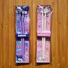 SANRIO 一款可爱的全新三丽鸥Hello Kitty Kuromi训练筷,饰有Melody和大耳朵狗图案。非常适合居家用餐、野餐以及作为学习筷子使用。是开学季、学校或居家使用的完美礼物,也是生日的理想之选。 - 彩色 - 查看 8