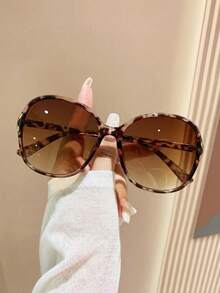 一副豹纹棕色超大环绕式波西米亚风太阳镜，适合度假、旅行、海滩、郊游、夏季配饰、运动、驾驶、节日、假日、家庭出游、高尔夫、徒步旅行、优雅着装、街头风格配饰、度假氛围、运动、派对等场合。 - 白玳瑁框雙茶片 - 查看 2