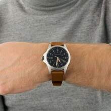 Timex ساعة رجالية كوارتز، قرص أزرق TW2V03600، سوار جلد فينتاج، شاشة التقويم والساعة 24 ساعة، ساعة يد موضة للاستخدام اليومي، هدية عيد ميلاد وعيد الهالوين وعيد الميلاد له - الأزرق - مشاهدة 5