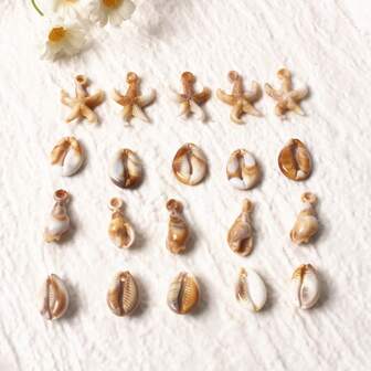 Entrega aleatoria de 20 piezas de cuentas acrílicas con estilo oceánico de color marrón claro con forma de estrella de mar y concha para hacer joyas, collares, pulseras, colgantes y accesorios DIY