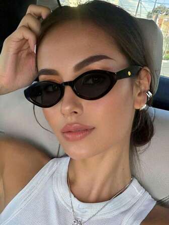 一副女士亚克力街头钻石复古时尚眼镜，适合日常外出、音乐节、节日礼物和日常穿搭，可搭配沙滩配饰，是夏季商务休闲女士时尚眼镜的理想之选。