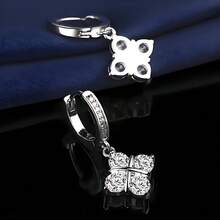 S925纯银复古四叶草耳环，低致敏性，适合作为订婚或结婚纪念日礼物、教师节/返校季/毕业季礼物、斋月礼物、派对礼物、日常佩戴配饰、春夏礼物、生日礼物。