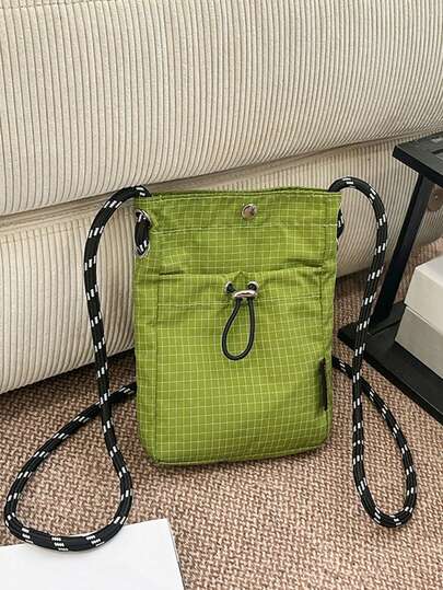 1个蓝白格子帆布水壶袋，带扣环和抽绳设计，适合日常休闲和户外使用，青少年和成人均适用。