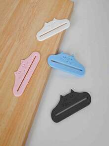 1个全新便携式宠物食品挤压器 - 高效挤压袋内食物，最大限度地保留剩余量，防止浪费，适用于宠物泥、猫零食、酱料包及各种膏状食品，专为注重清洁喂食和操作简便的猫主人设计，兼容多种食品袋，易于清洁，保持卫生。