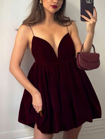 فستان قصير للنساء للربيع/الصيف، أنيق وعتيق من القطيفة البرغندية ذو نسيج مرن عالي، تفاصيل مفتوحة للظهر، أشرطة كتف مطاطية قابلة للتعديل، وتنورة تنفرد بطبقتين على شكل زهرة التوليب. ملابس للنساء في العطلات، ملابس للنساء في العطلات، ملابس صيفية، فساتين للنساء