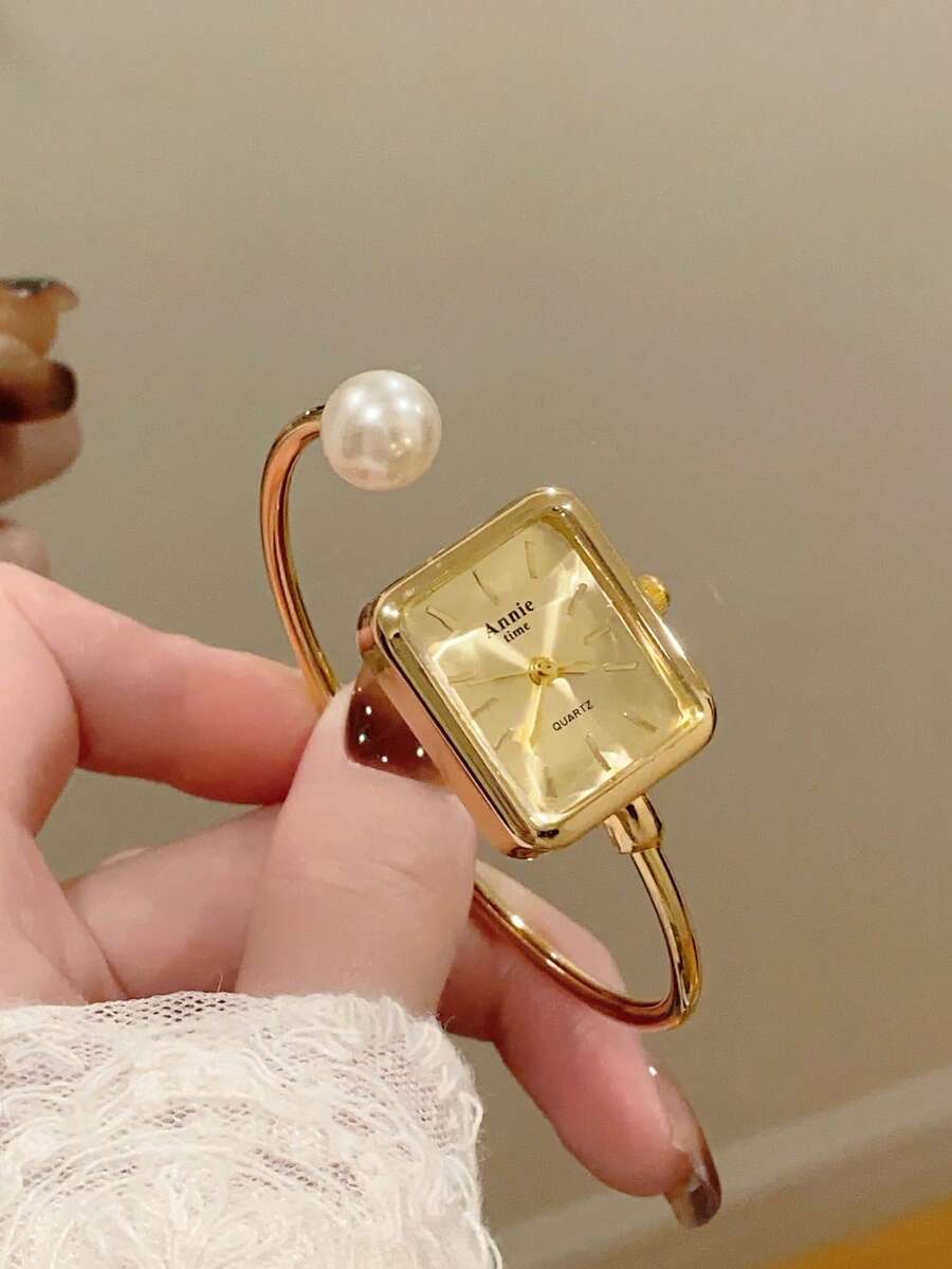 1件方形金色手链女士石英表，简约时尚精致，适合日常搭配，也是节日礼物的最佳选择。