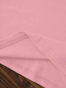 这款甜美的情人节腊肠犬印花短袖圆领T恤采用心形设计，饰有爱心、玫瑰、礼物和气球元素。短袖和圆领设计营造出可爱浪漫的氛围，非常适合春夏两季，无论是约会还是日常穿着都非常合适。它是情人节的绝佳礼物之选。 - 粉色 - 查看 6