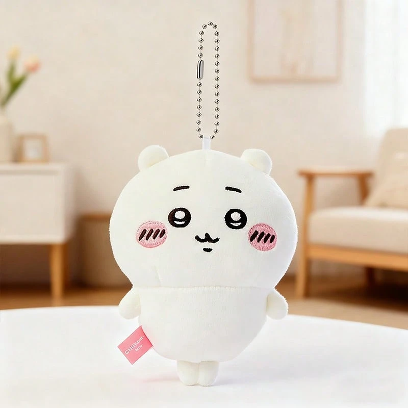 Miniso 千川柔軟絨毛吊飾：舒適親膚短絨毛材質，栩栩如生可愛表情細節（粉紅腮紅+精緻嘴部），金屬鍊條，適用於多種場景（鑰匙圈/包包吊飾/桌面擺飾），高品質工藝，耐用，可用作日常裝飾和動漫周邊禮物 (1件)