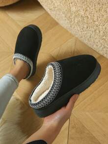 女士仿麂皮绒毛拖鞋，厚底闭趾拖鞋，冬季时尚户外雪地鞋，套脚式宽松拖鞋，TPR防滑外底，室内外均可穿着 - 黑色 - 查看 6