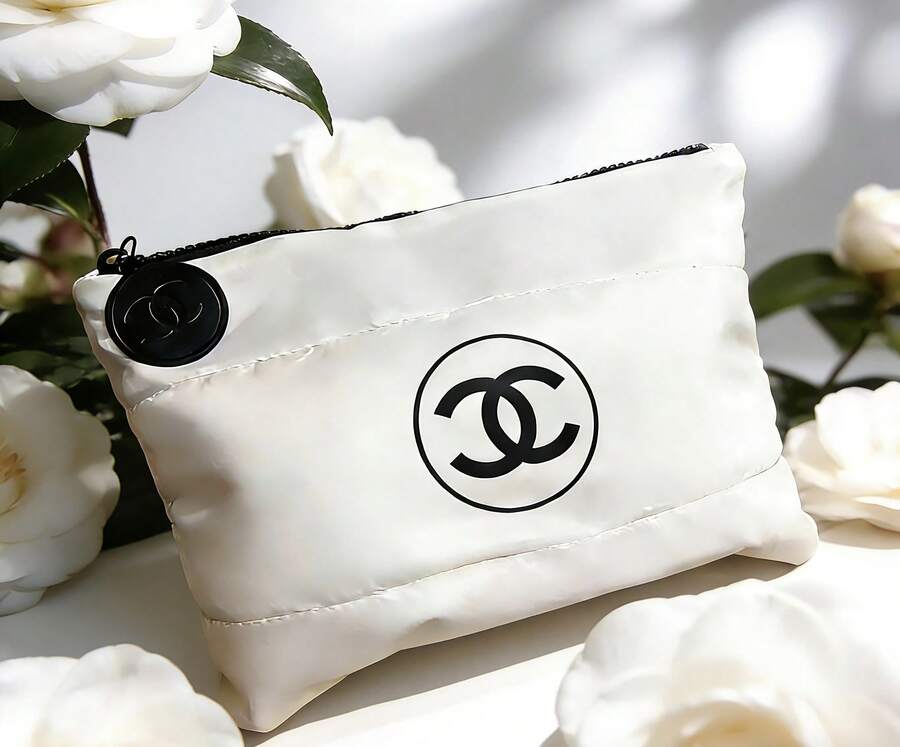 CHANEL 米色软质方形收纳袋，化妆包，饰有3D圆形双C印花，黑色拉链和圆形吊坠，大容量，可收纳化妆品和护肤品，便携轻巧，适合日常通勤、居家收纳和春季外出，也可作为送给女朋友的生日或节日礼物。 - 白色 - 查看 1