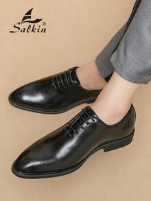 复古英伦风男士正装牛津鞋，红底，布洛克雕花工艺，系带尖头设计，优雅绅士鞋款，适合商务、通勤、日常穿着、上学、毕业典礼等场合。舒适透气的纯色设计，适合办公室、派对、婚礼、节日礼物、情侣约会、宴会等各种场合，四季皆宜，尺码齐全。