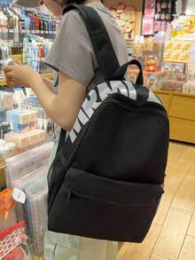 新款时尚女童背包，采用尼龙防水面料制成，配有抽绳封口和多个口袋，是一款大容量休闲背包，也可用作学生旅行包、运动健身包，适合日常使用、运动健身、短途旅行和学生上学。