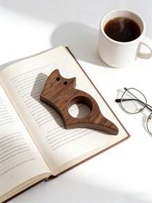 可爱木质猫咪书签 - 猫咪造型，胡桃木纹理。单手即可轻松翻开书籍：只需将拇指穿过中央孔，按压书脊即可。材质轻巧，设计简约而不失装饰性。小巧便携 | 既是实用的书籍/笔记本书签，也是可爱的桌面装饰品。 - 彩色 - 查看 6
