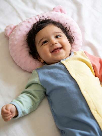 1个纯色毛绒圆点新生儿枕头，柔软透气，U型造型设计，适合0-6个月的宝宝睡眠，四季皆宜，旅行必备，是度假、母亲节、情人节、复活节的理想礼物。