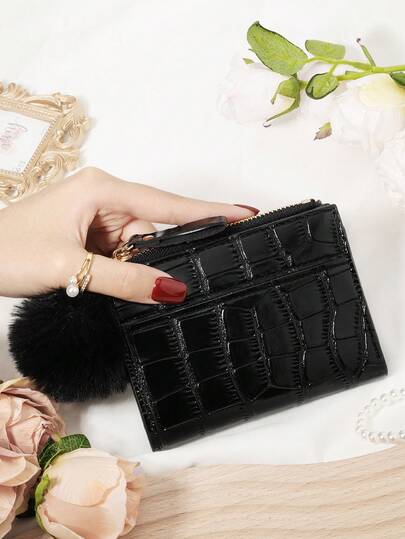 Dekorerad med en lurvig pompomberlock, bokstavsdetalj, vikbar liten plånbok, fickplånbok, liten handväska, dubbelvikt, smal plånbok för kvinnor, lätt, bärbar kreditkortsnyckelfodral, kort plånbok, söt, modern mode, för födelsedagspresent, jul, årsdag, kvinnor, flickor, dam, företag, för årsdag, till jul, på alla hjärtans dag, för födelsedagspresent, för present, för älskare, för kvinnor, för flickor, för dam, för kvinna, väska, skolmaterial för skolan, studentrum och tillbaka till skolan