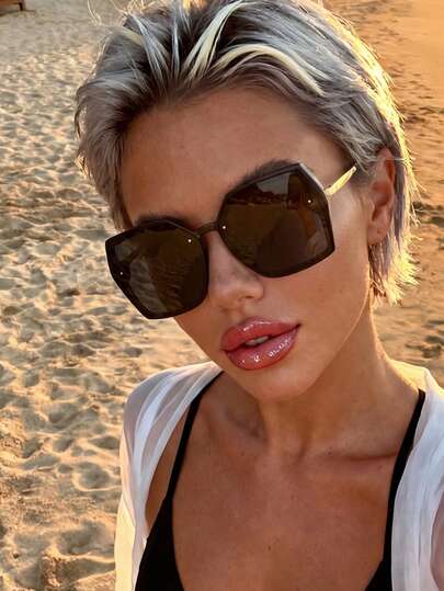 一副男女通用方形时尚太阳镜，适合钓鱼、旅行、运动、驾驶、节日装扮、夏季配饰、海滩、电子音乐节、郊游、度假、家庭旅行、优雅着装、街头风格配饰、运动风格、派对、户外活动、街头风格、假日、假期。