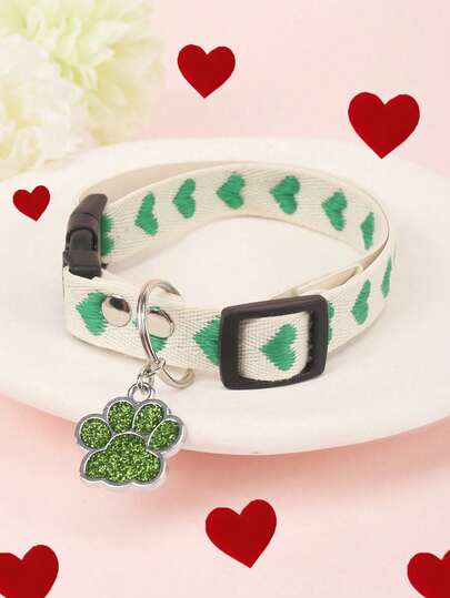 قلادة على شكل قلب رفيعة بنمط معلق مناسبة للقطط والكلاب الصغيرة للارتداء في المنزل والخارج طوال العام