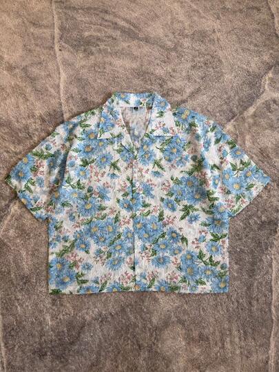 Verwaschenes Jeanshemd, hellblaues unisex Top, Jacquard-Gewebe, locker geschnitten, zerrissen, Paar-Shirt, ausgehöhlt, lässige Oberbekleidung, Outfit für junge Leute, Urlaubshemd, Valentinstags-Geschenk, Kurzarm-Überzug