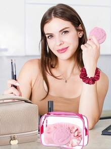 女士透明拉链化妆包，旅行必备收纳包 - 玫瑰红，多功能收纳袋，透明洗漱包，健身洗漱包，浴室收纳包，日常携带包，可放入随身行李。PVC钱包式设计。非常适合收纳化妆品、洗漱用品、玩具和其他物品。透明拉链化妆包，适合婚礼季、伴娘礼物、新娘礼物、情侣礼物、情人节等场合。