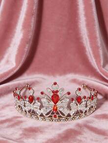 1件镶满水钻的蝴蝶核心元素吊坠，配以水滴形红宝石点缀，采用镂空纹理和小红宝石装饰，融合了甜美与奢华的风格，适合生日派对、拍照、正式礼服，也可作为儿童/青少年的装饰头饰。